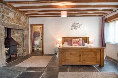 Classic Double Room, 1 King Bed (Coombe Farm - Peacock's Perch) | Individually decorated, individually furnished, blackout drapes