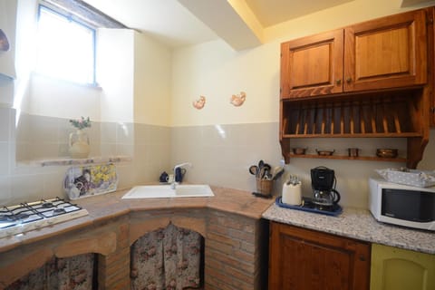 Duplex, 1 Bedroom (Rosa) | Private kitchenette | Fridge, stovetop, espresso maker, electric kettle