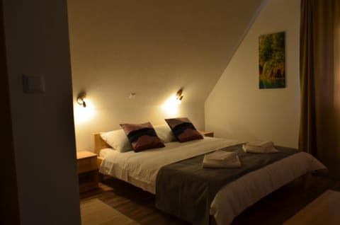 Blackout drapes, free WiFi, bed sheets