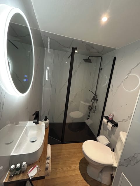 Design Room | Bathroom | Shower, towels