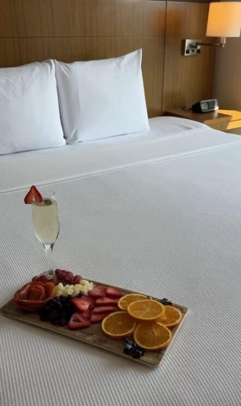 Room, 1 King Bed with Sofa bed (High Floor) | Individually decorated, individually furnished, desk, laptop workspace