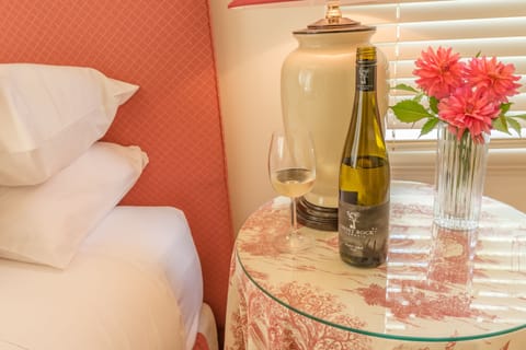 Red Room | Premium bedding, pillowtop beds, minibar, iron/ironing board