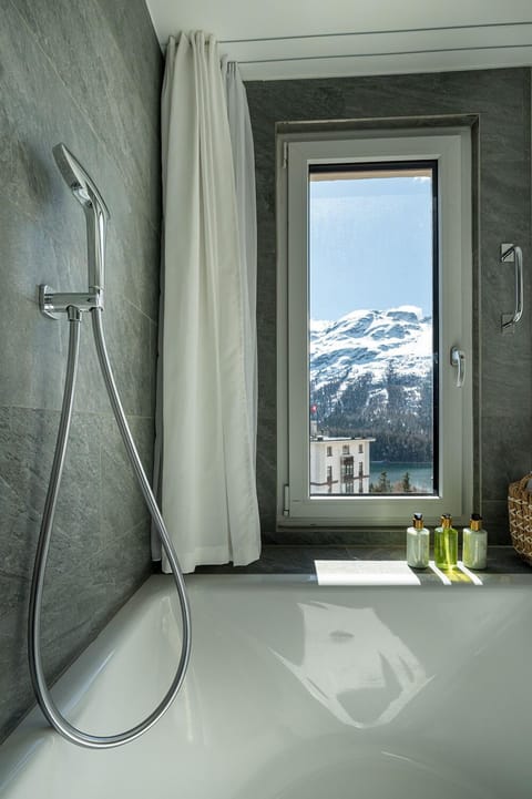 Luxury Suite (Steffani) | Bathroom | Shower, free toiletries, hair dryer, bathrobes