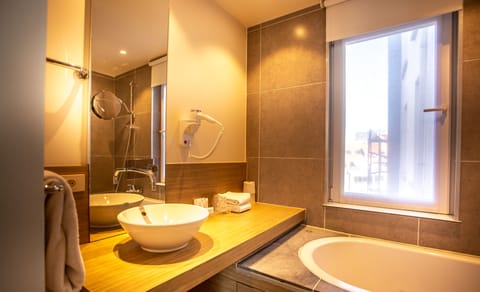 Suite | Minibar, in-room safe, desk, blackout drapes