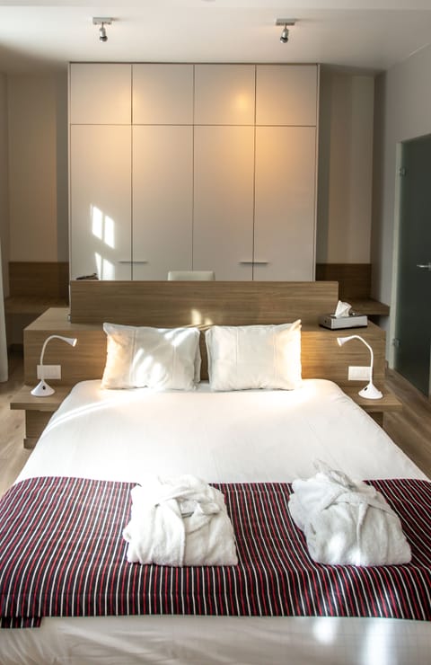 Suite | Minibar, in-room safe, desk, blackout drapes