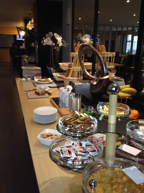 Breakfast, lunch, dinner served; French cuisine 