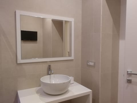 Bathtub, bidet, towels