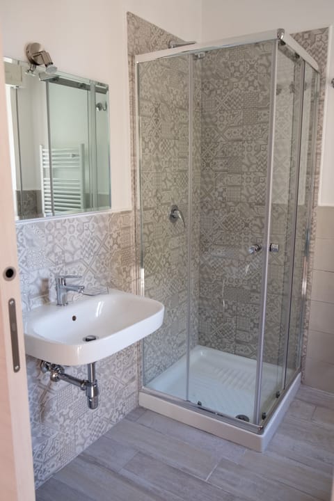 Quadruple Room | Bathroom | Shower, rainfall showerhead, free toiletries, hair dryer