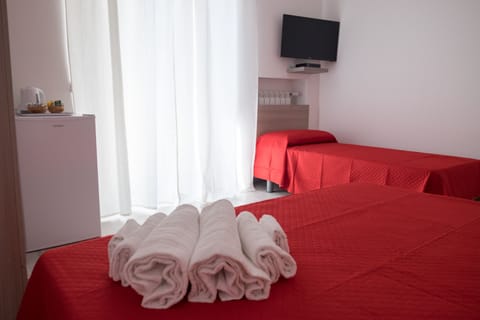 Triple Room | Desk, cribs/infant beds, free WiFi, bed sheets