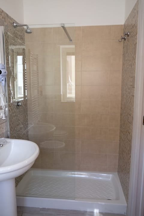 Double Room | Bathroom | Shower, rainfall showerhead, free toiletries, hair dryer