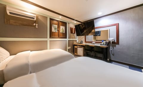 Twin Room | Desk, free WiFi