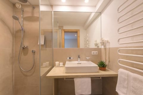 Deluxe Suite | Bathroom | Hair dryer, bathrobes, slippers, towels