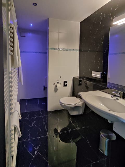 Triple Room (Belmont Trio) | Bathroom | Soap, shampoo, toilet paper