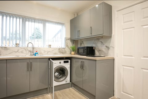 Family Apartment | Private kitchen | Full-size fridge, microwave, oven, stovetop