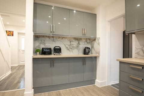 Family Apartment | Private kitchen | Full-size fridge, microwave, oven, stovetop