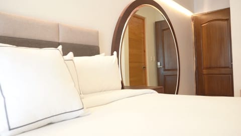 Deluxe Room, 1 King Bed | Iron/ironing board, free WiFi, bed sheets