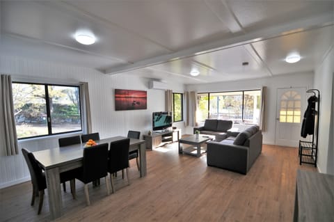 Leski House | Laptop workspace, free WiFi, bed sheets