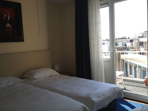 Economy Triple Room | Individually decorated, individually furnished, desk, laptop workspace