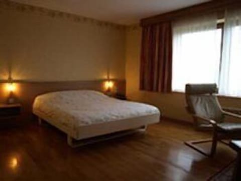 Comfort Suite | Premium bedding, in-room safe, desk, soundproofing