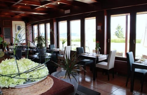 Lunch and dinner served, French cuisine