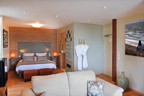 Premium bedding, in-room safe, desk, blackout drapes