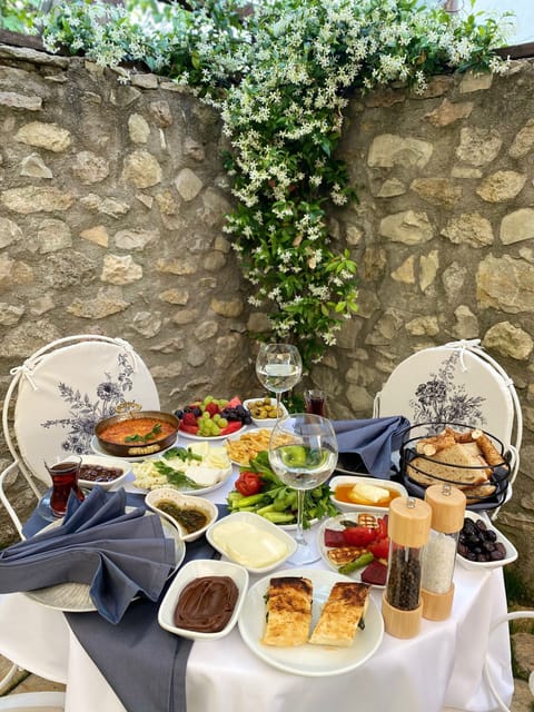 Daily local cuisine breakfast for a fee