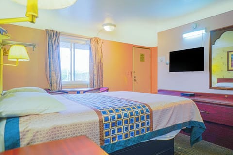 Room, 1 Queen Bed | Pillowtop beds, iron/ironing board, free WiFi, bed sheets