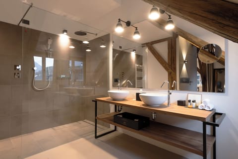 Junior Suite | Bathroom | Shower, bathrobes, slippers, bidet