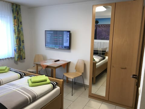 Single Room | Blackout drapes, iron/ironing board, free WiFi