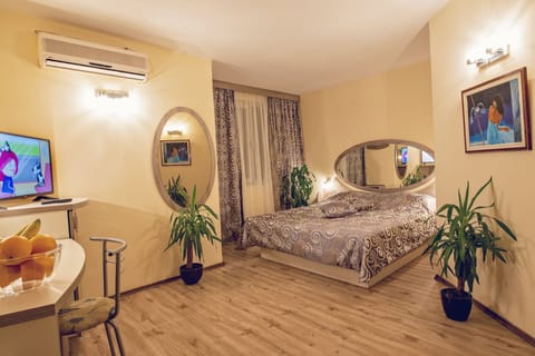 Suite | Premium bedding, minibar, desk, iron/ironing board