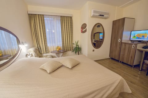 Double or Twin Room | Premium bedding, minibar, desk, iron/ironing board