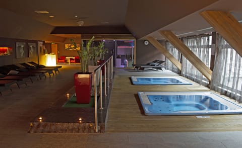 Couples treatment rooms, sauna, hot tub, steam room, aromatherapy