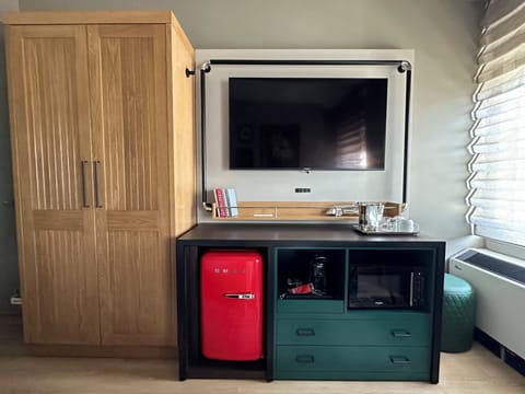 Premium bedding, in-room safe, desk, laptop workspace