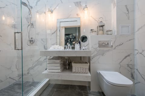 Deluxe Double Room, 1 Queen Bed | Bathroom | Shower, free toiletries, hair dryer, slippers