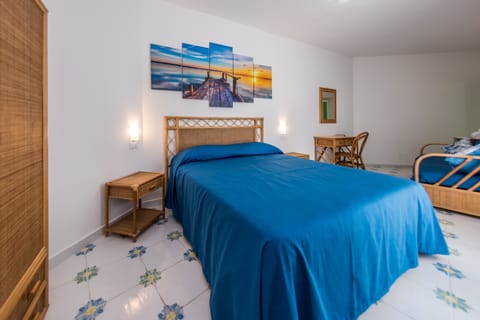 Comfort Triple Room | Hypo-allergenic bedding, down comforters, minibar