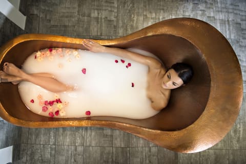 Couples treatment rooms, body treatments, aromatherapy