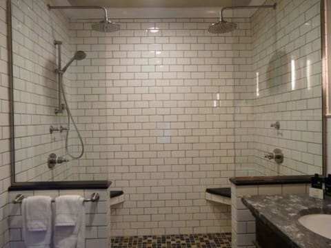 Bathroom | Free toiletries, hair dryer, bathrobes, towels