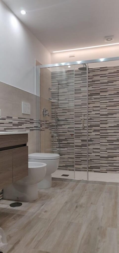 Superior Room (Camera 2) | Bathroom | Shower, free toiletries, hair dryer, bidet