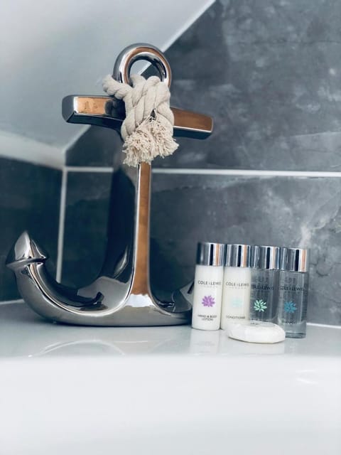 Shower, free toiletries, towels