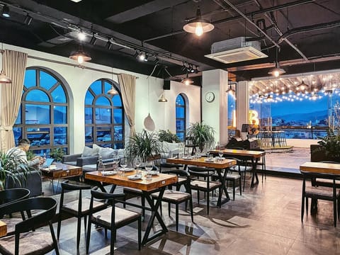 2 restaurants; breakfast, lunch, and dinner served