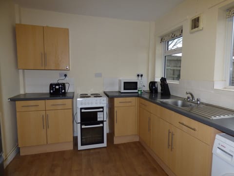 Room | Private kitchen | Full-size fridge, microwave, oven, stovetop