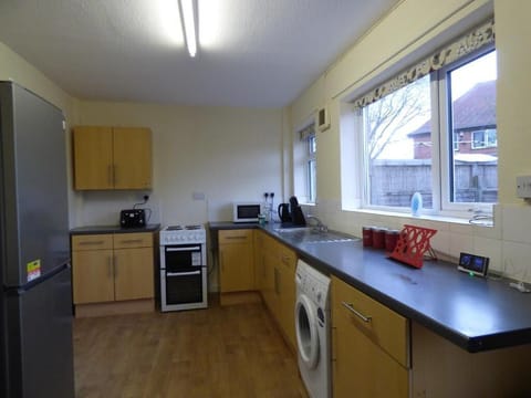 Full-size fridge, microwave, oven, stovetop