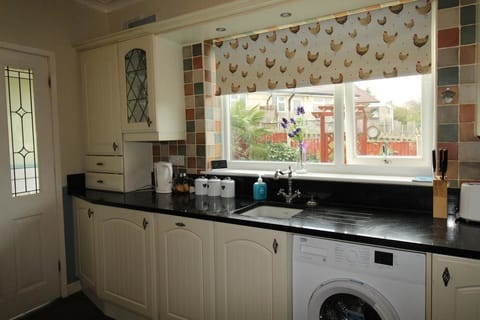 Comfort House, 5 Bedrooms | Private kitchen | Fridge, microwave, oven, stovetop