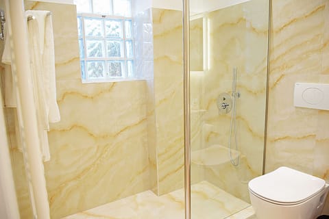 Deluxe Double or Twin Room | Bathroom | Shower, hydromassage showerhead, designer toiletries, hair dryer