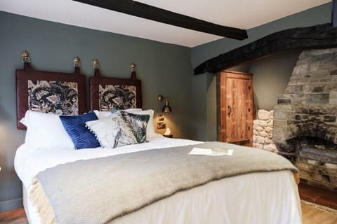 King Room | Minibar, desk, iron/ironing board, free WiFi