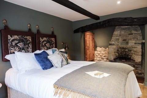 King Room | Minibar, desk, iron/ironing board, free WiFi