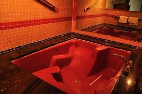 King Jacuzzi Non-Smoking | Desk, iron/ironing board, free WiFi, bed sheets