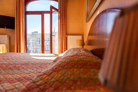 Premium bedding, in-room safe, individually decorated