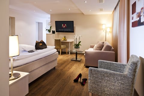 Desk, soundproofing, free WiFi, bed sheets