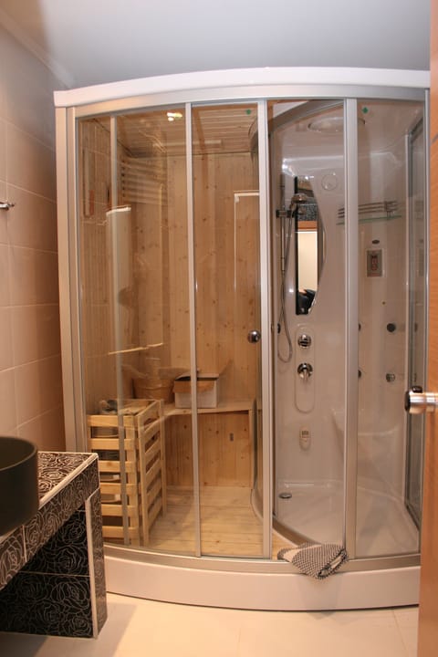 Suite | Bathroom | Free toiletries, hair dryer, slippers, towels